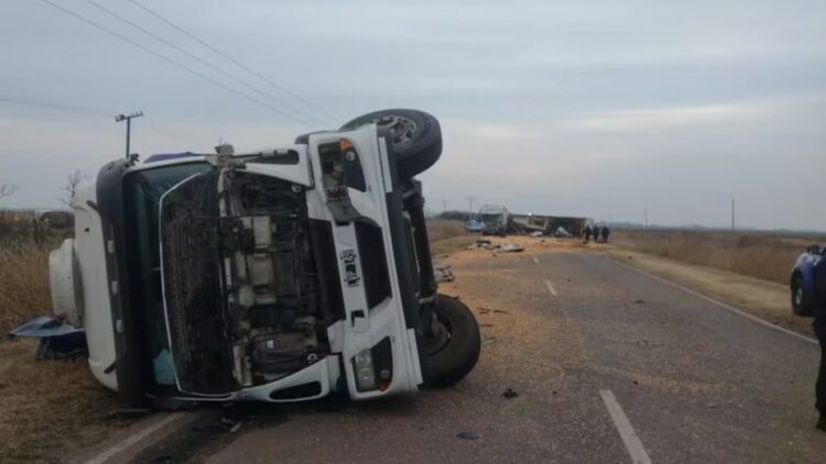 Un triple choque de camiones dejó un chofer muerto y un herido de gravedad