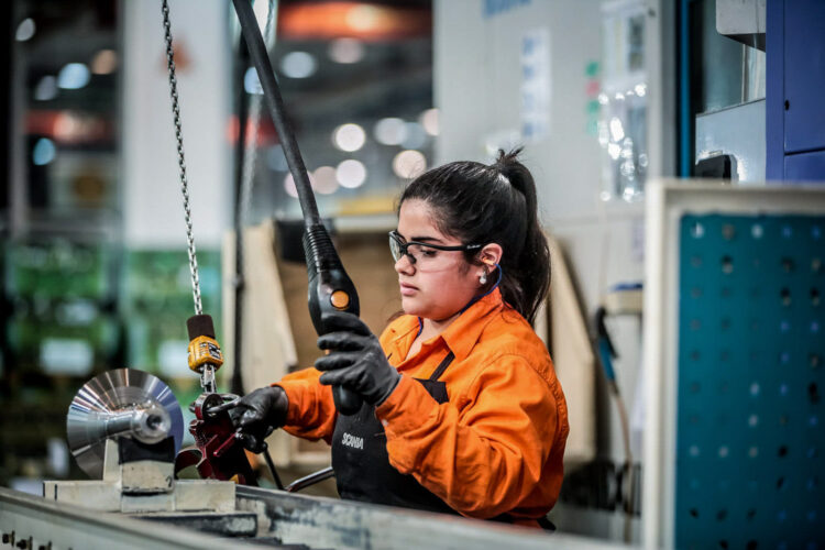 La actividad económica bajó 3,2% en el primer semestre del año