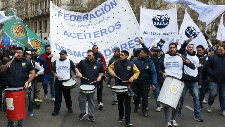 Ante la falta de acuerdo salarial, aceiteros de todo el país iniciaron un paro sorpresivo Ante la falta de acuerdo salarial, aceiteros de todo el país iniciaron un paro sorpresivo