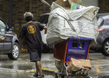 Según el Indec, una familia necesita más de $900.000 por mes para no ser pobre