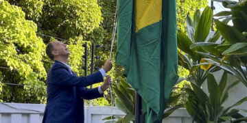 Los diplomáticos argentinos expulsados por Maduro dejaron Venezuela y viajan a Portugal