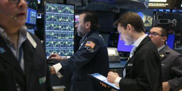 El desplome bursátil mundial afecta a los bonos argentinos que caen más del 1%