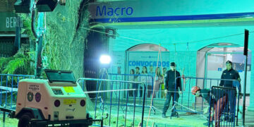 Descubren un túnel de casi tres metros hecho para robar un banco: las fotos