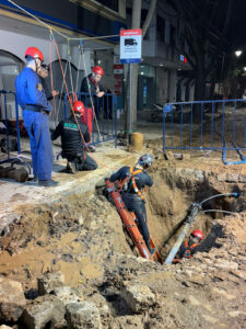 Descubren un túnel de casi tres metros hecho para robar un banco: las fotos