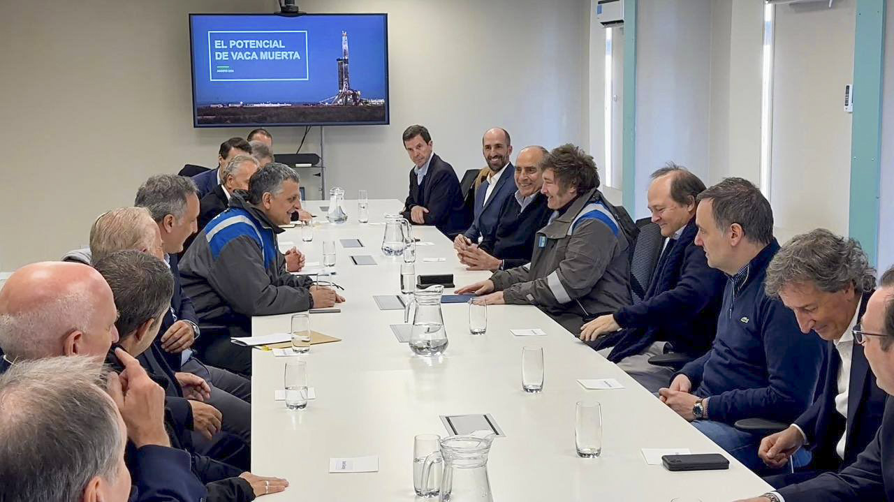 Milei recorrió Vaca Muerta, se reunió con empresarios del sector petrolero y viajó a Chile