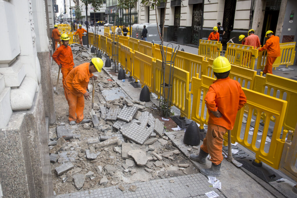 La actividad industrial volvió a caer en junio y acumuló en el primer semestre una baja del 16,1%