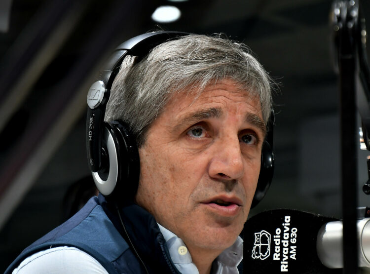 Caputo pronosticó que en septiembre bajarán los precios por la reducción del impuesto País