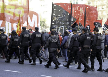Reprimieron a jubilados que protestaban contra el veto presidencial frente al Congreso