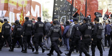Reprimieron a jubilados que protestaban contra el veto presidencial frente al Congreso