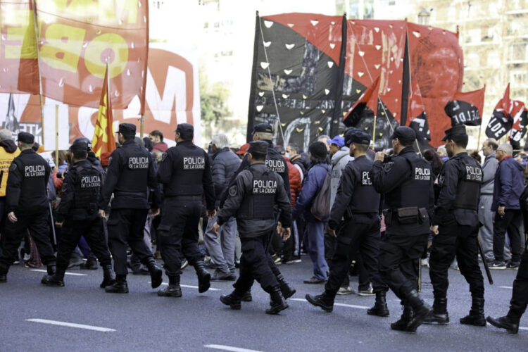 Reprimieron a jubilados que protestaban contra el veto presidencial frente al Congreso