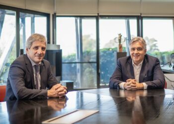 Llaryora aprovechó la visita de Caputo a Córdoba para volver a reclamar por la deuda de la Caja de Jubilaciones