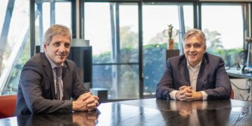 Llaryora aprovechó la visita de Caputo a Córdoba para volver a reclamar por la deuda de la Caja de Jubilaciones