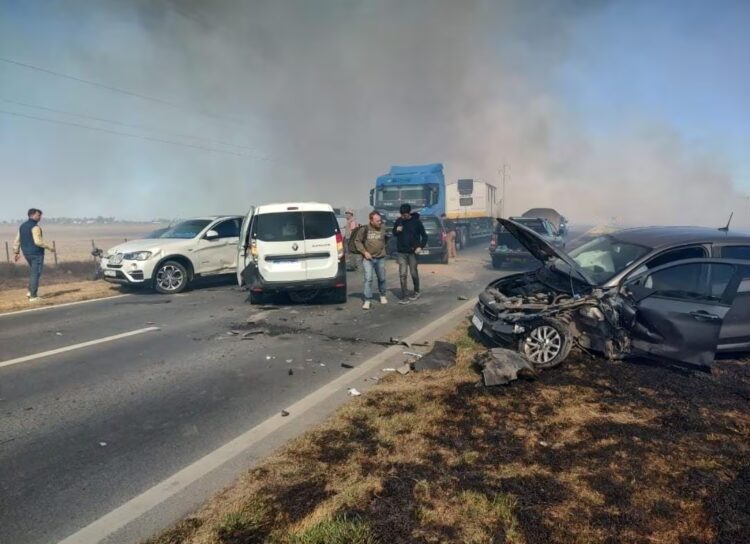 Se incendió un basural y el humo provocó un choque múltiple de siete vehículos