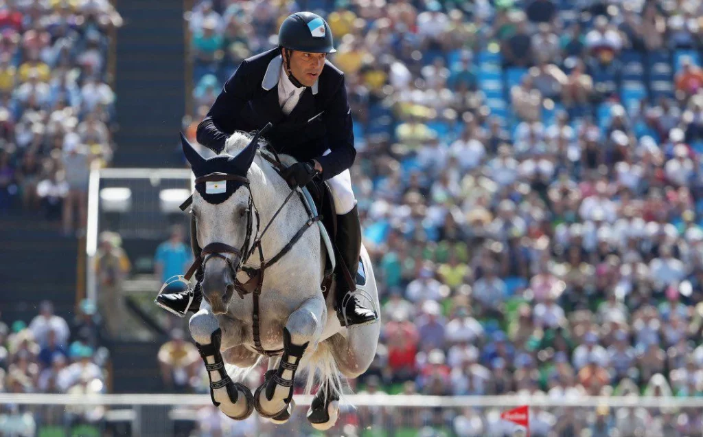 José María Larocca, a los 55 años, se lució y clasificó a la final de salto en equitación