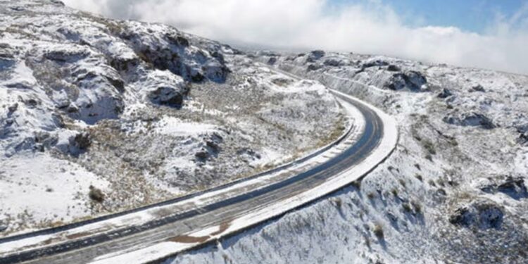 La nieve transformó las Altas Cumbres en un paisaje invernal único