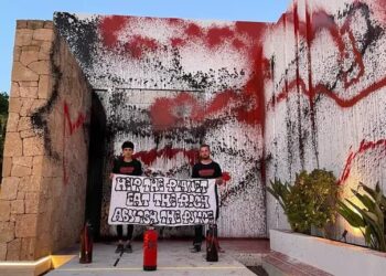 Activistas medioambientales vandalizaron la fachada de la casa de Messi en Ibiza