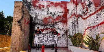Activistas medioambientales vandalizaron la fachada de la casa de Messi en Ibiza