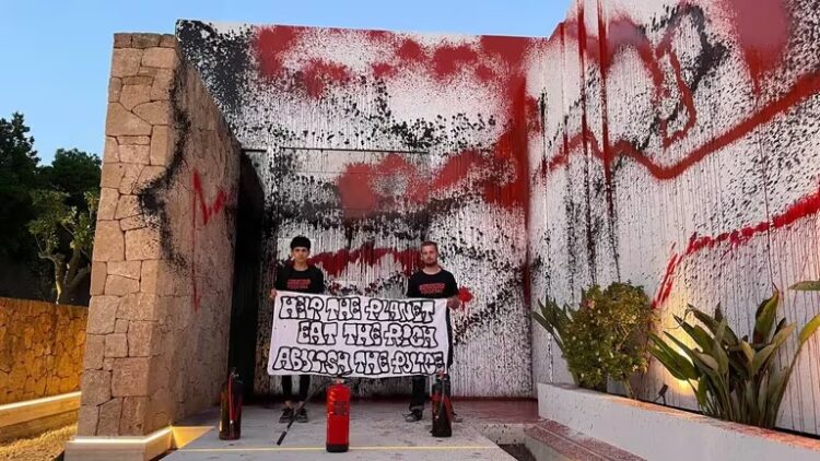Activistas medioambientales vandalizaron la fachada de la casa de Messi en Ibiza