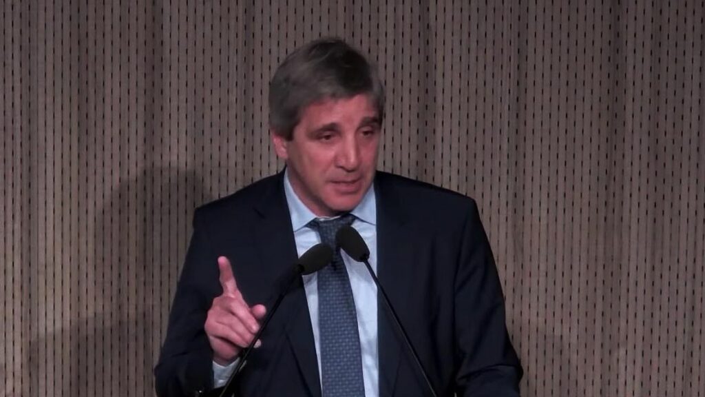 Caputo aseguró que aún no están dadas las condiciones para salir del cepo cambiario