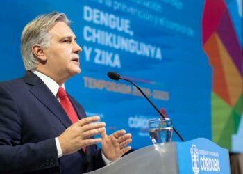 Llaryora anunció la compra de 150.000 vacunas contra el dengue: quiénes podrán acceder y desde cuándo