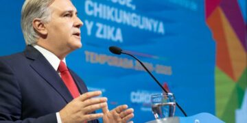 Llaryora anunció la compra de 150.000 vacunas contra el dengue: quiénes podrán acceder y desde cuándo