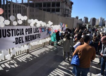 Familiares de los bebés fallecidos en el Hospital Neonatal marcharon en reclamo de justicia