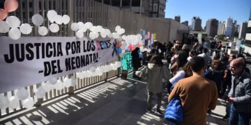 Familiares de los bebés fallecidos en el Hospital Neonatal marcharon en reclamo de justicia