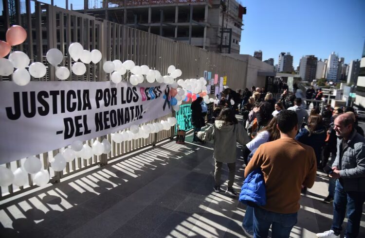 Familiares de los bebés fallecidos en el Hospital Neonatal marcharon en reclamo de justicia