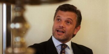 Robo millonario a un ex diplomático: maniataron a la familia y se llevaron dinero y objetos de lujo