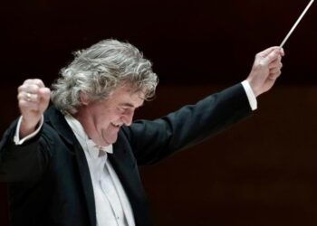 Un maestro europeo dirige la banda sinfónica
