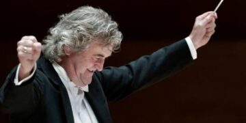 Un maestro europeo dirige la banda sinfónica