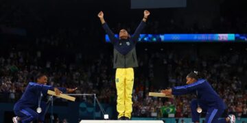 La emotiva reacción de Simone Biles en el podio de los Juegos Olímpicos tras el oro de Rebeca Andrade