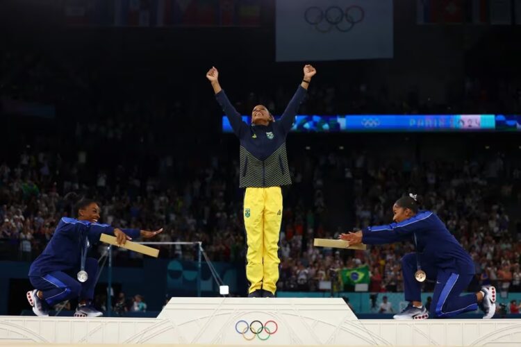 La emotiva reacción de Simone Biles en el podio de los Juegos Olímpicos tras el oro de Rebeca Andrade