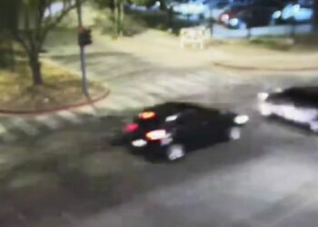 Cruzaron con el semáforo intermitente y sufrieron un terrible choque en la Costanera