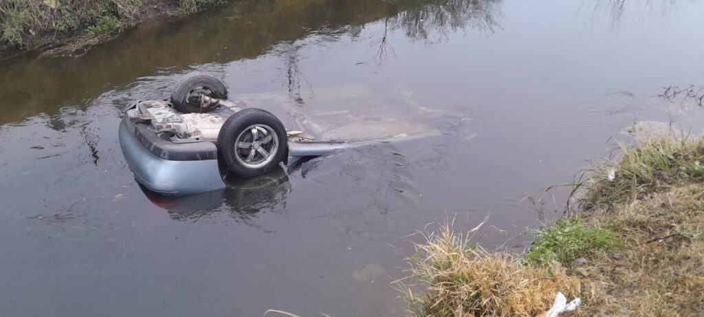 Perdió el control de su auto y cayó al canal Maestro Norte: vecinos aseguran que iba a alta velocidad