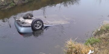 Perdió el control de su auto y cayó al canal Maestro Norte: vecinos aseguran que iba a alta velocidad
