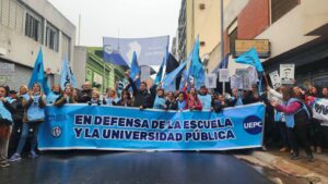 Los docentes se movilizaron con una masiva marcha contra la propuesta de la Provincia