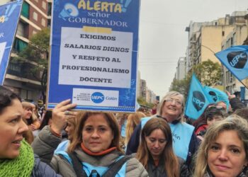 Los docentes se movilizaron con una masiva marcha contra la propuesta de la Provincia