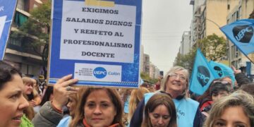 Los docentes se movilizaron con una masiva marcha contra la propuesta de la Provincia