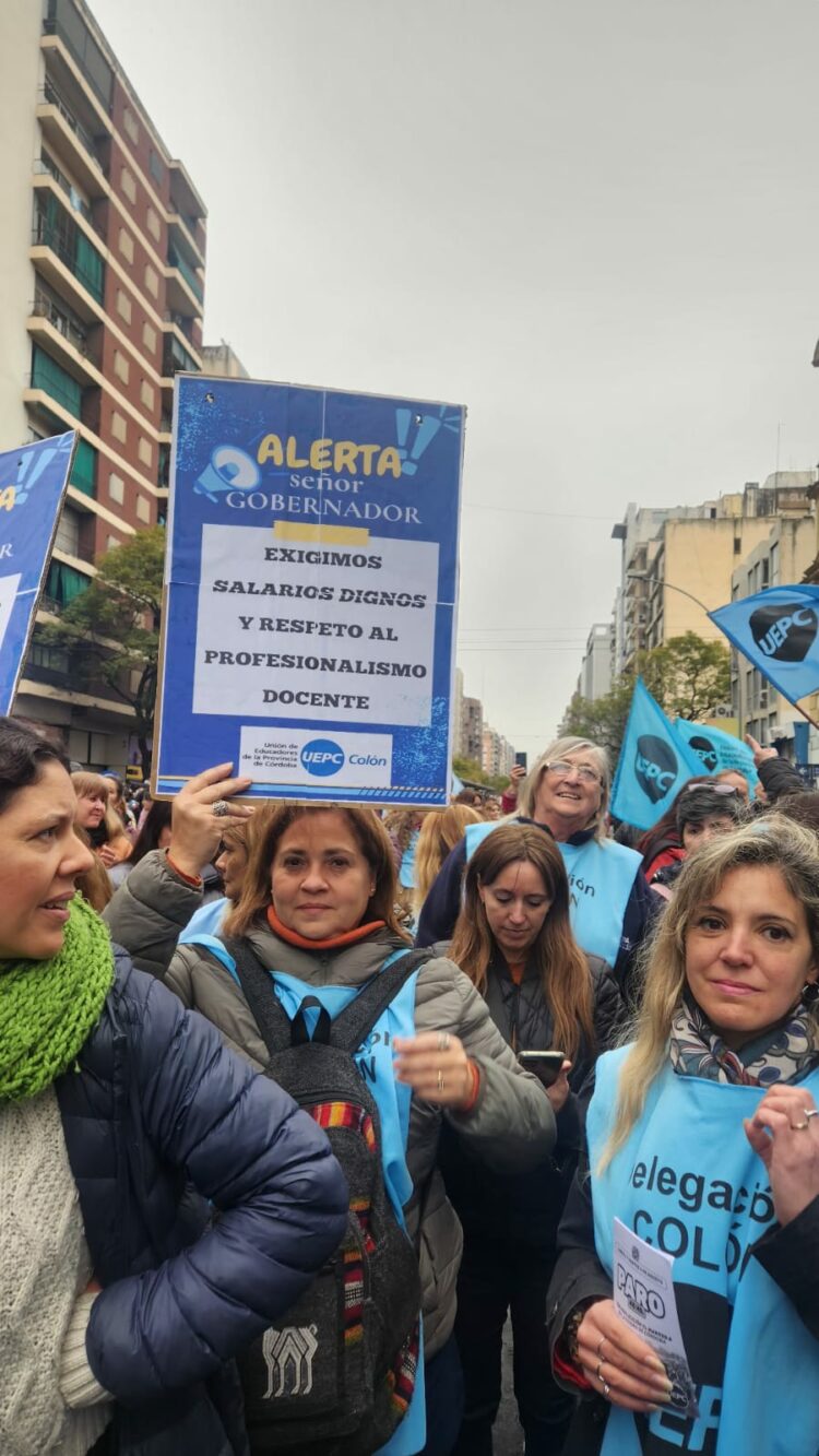 Los docentes se movilizaron con una masiva marcha contra la propuesta de la Provincia