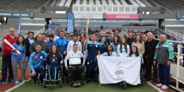 La antorcha paralímpica pasó por el Polo Deportivo Kempes en su recorrido hacia París