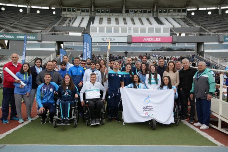 La antorcha paralímpica pasó por el Polo Deportivo Kempes en su recorrido hacia París