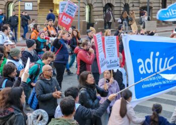Docentes universitarios paran en Córdoba y el país en reclamo por los salarios