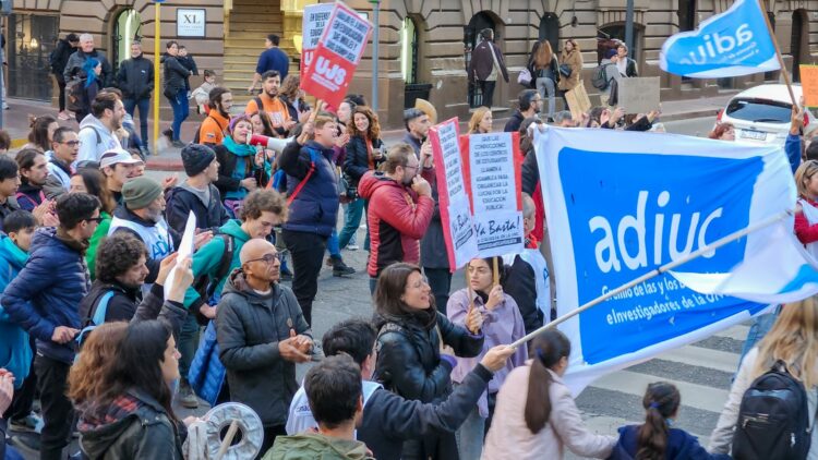 Docentes universitarios paran en Córdoba y el país en reclamo por los salarios