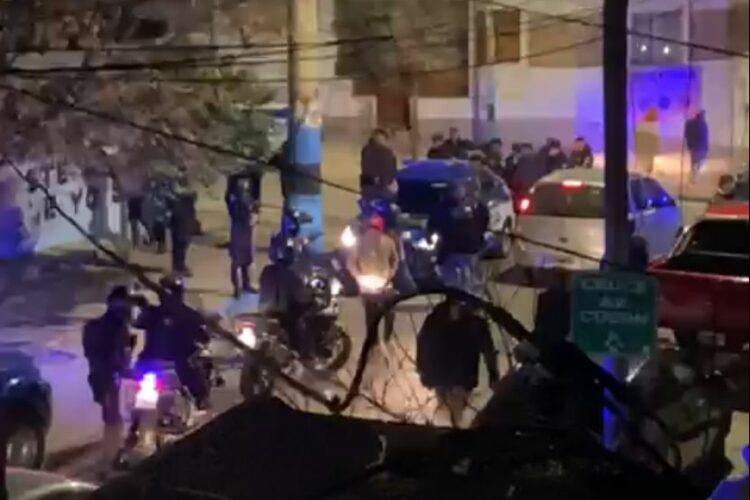 Barras de Belgrano se enfrentaron a tiros en las inmediaciones de la cancha de Alberdi
