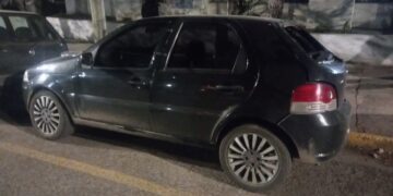 Cuatro menores le robaron el auto a un conductor de Uber, huyeron y lo chocaron contra un poste