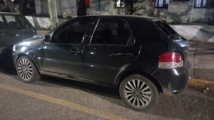 Cuatro menores le robaron el auto a un conductor de Uber, huyeron y lo chocaron contra un poste
