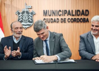 Passerini firmó el contrato para construir un desagüe pluvial en av. Sagrada Familia