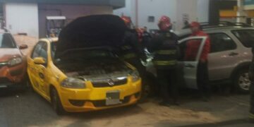 Un conductor chocó contra un auto que estaba cargando GNC y provocó una fuga de gas