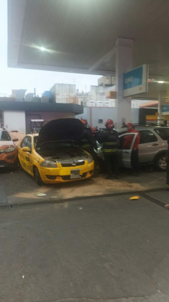 Un conductor chocó contra un auto que estaba cargando GNC y provocó una fuga de gas